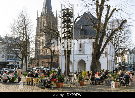 Menschen, die früh genießen Frühling Sonnenschein im Straßencafé in Erkelenz, NRW, Deutschland Stockfoto