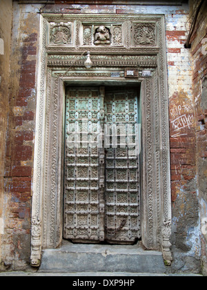 Indien, Punjab, Amritsar, Taksal Chowk, dekorative alte Tür im alten Stadt-Basar Stockfoto