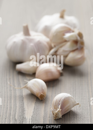 Knoblauch auf Holztisch, rustikalen Stil Stockfoto