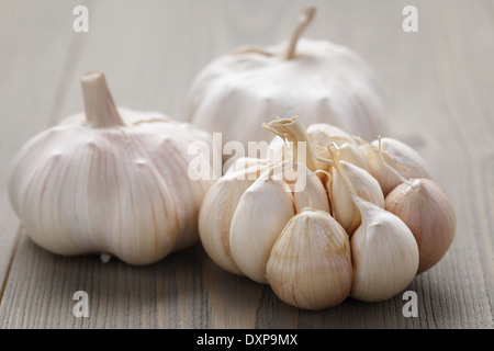 Knoblauch ganz auf Holztisch, rustikalen Stil Stockfoto