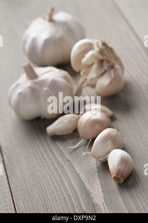 Knoblauch auf Holztisch, rustikalen Stil Stockfoto