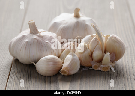 Knoblauch auf Holztisch, rustikalen Stil Stockfoto