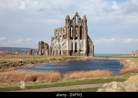 Whitby Abtei ruiniert Benediktiner-Abtei mit Blick auf die Nordsee am East Cliff über Whitby in North Yorkshire Stockfoto