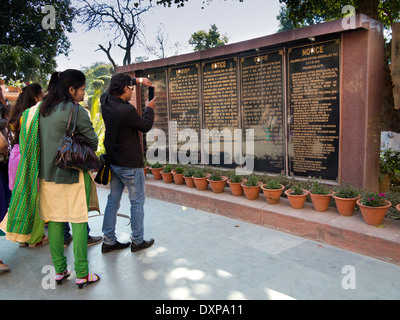 Indien, Punjab, Amritsar, Jallianwalah Bagh Garten Besucher fotografieren Gedenkstätte für Märtyrer Stockfoto