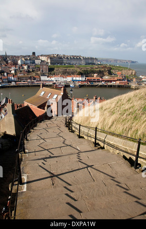 Whitbys 199 Stufen aus Whitby Abbey zum Hafen Hafen unten mit die Aussicht auf den westlichen Klippen Stockfoto