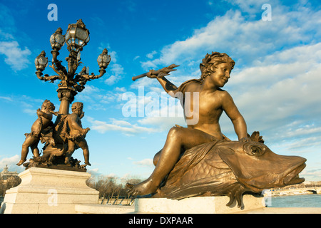 Statuen in der Brücke Alexander III, Paris, Ile de France, Frankreich Stockfoto