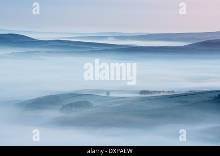 Dawn Nebel in der Hope Valley. Mam Tor über Castleton in Richtung Gemeinde und Abney Moors entnommen. Peak District. Stockfoto