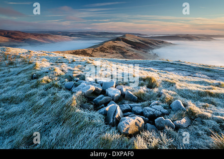 Starkem Frost auf Mam Tor, Hoffnung und Edale Täler mit Blick auf die Nebel gefüllt. Peak District Stockfoto