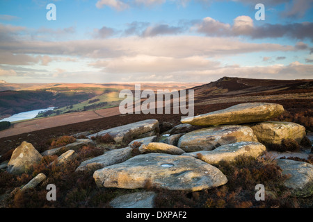 Gefleckte Dämmerlicht Derwent hochkant, mit Blick auf weiße Tor. Über Ladybower Vorratsbehälter Peak District Stockfoto