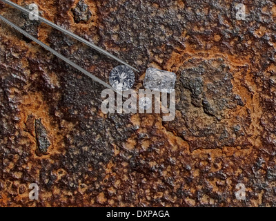 verschiedene Cluster von Diamanten in einem rostigen Arbeitsplatte geschnitten Stockfoto