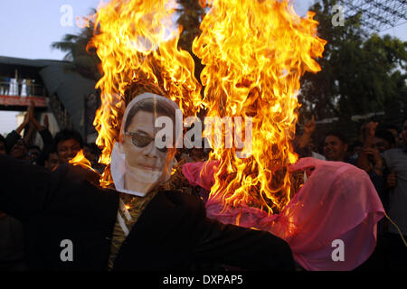 Dhaka, Bangladesch. 28. März 2014. Bangladesh Awami Liga machte protestieren & Feuer auf Khaleda Zia & Tareq Zia Bildnis vor Presseclub, Dhaka zu sagen "Ziaur Rahman die Verkünder der Unabhängigkeit von Bangladesch und sein erster Präsident ist". Sie sagte auch: "ich fühle mich stolz darauf, mich als Frau von der Verkünder der Unabhängigkeit ''. Sie machte diesen Anspruch während eine Diskussionsveranstaltung Adressierung von Jatiyatabadi Muktijoddha Dal in der Stadt organisiert. Khaleda Zia sagte, dass obwohl Awami-Liga nicht, Ziaur Rahman als Verkünder der Unabhängigkeit von Bangladesch, das Land Pers. akzeptieren Stockfoto