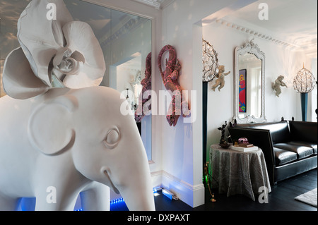 Marc Quinn Elefant Skulptur im offenen Wohnraum mit Porzellan Echse von Joanna Vasconcelos Stockfoto