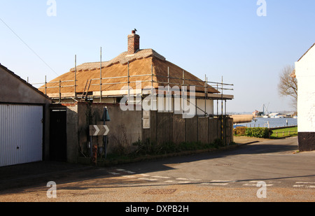Ein neues Strohdach auf einer Hütte im Dorf Reedham in den Norfolk Broads, England, Vereinigtes Königreich. Stockfoto