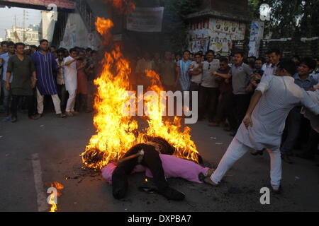 Dhaka, Bangladesch. 28. März 2014. Bangladesh Awami Liga machte protestieren & Feuer auf Khaleda Zia & Tareq Zia Bildnis vor Presseclub, Dhaka zu sagen "Ziaur Rahman die Verkünder der Unabhängigkeit von Bangladesch und sein erster Präsident ist". Sie sagte auch: "ich fühle mich stolz darauf, mich als Frau von der Verkünder der Unabhängigkeit ''. Sie machte diesen Anspruch während eine Diskussionsveranstaltung Adressierung von Jatiyatabadi Muktijoddha Dal in der Stadt organisiert. Khaleda Zia sagte, dass obwohl Awami-Liga nicht, Ziaur Rahman als Verkünder der Unabhängigkeit von Bangladesch, das Land Pers. akzeptieren Stockfoto