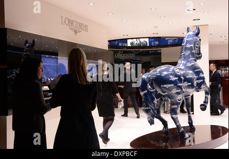 Basel, Schweiz. 28. März 2014. eine Pferdeskulptur ist mit dem Logo der Schweizer Uhrenhersteller Longines der Baselworld internationale Uhren-und Schmuckmesse in Basel, Schweiz, 28. März 2014 beschriftet. BASELWORLD öffnet seine Tore vom 27. März bis 03 April. Foto: Patrick Seeger/Dpa/Alamy Live News Stockfoto