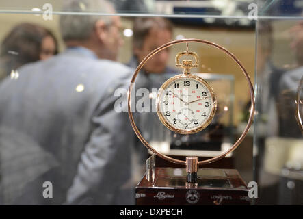 Basel, Schweiz. 28. März 2014. Eine Uhr der Schweizer Uhrenhersteller Longines ist auf dem Display an der Baselworld internationale Uhren- und Schmuckmesse in Basel, Schweiz, 28. März 2014. BASELWORLD öffnet seine Tore vom 27. März bis 03 April. Foto: Patrick Seeger/Dpa/Alamy Live News Stockfoto