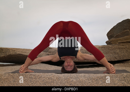 Iyengar Yoga-Lehrer zeigt Prasarita Padottanasana (stehend). Stockfoto