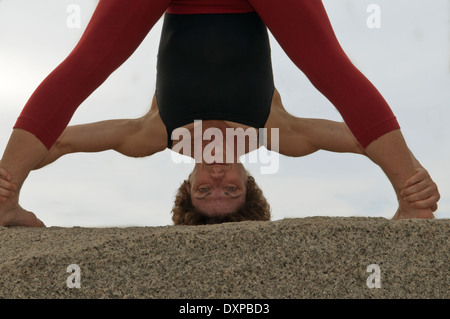 Iyengar Yoga-Lehrer zeigt Prasarita Padottanasana (stehend). Stockfoto