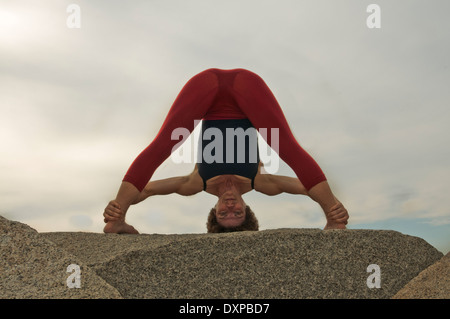 Iyengar Yoga-Lehrer zeigt Prasarita Padottanasana (stehend). Stockfoto