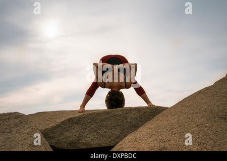 Iyengar Yoga-Lehrer zeigt Prasarita Padottanasana (stehend). Stockfoto