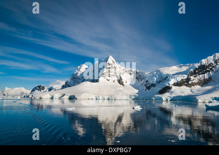 Paradise Bay Antarktis Ozean und Bergblick Stockfoto