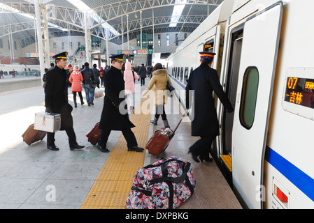 Besatzung in high-Speed-Zug am Bahnhof von Jilin. Provinz Jilin, China Stockfoto