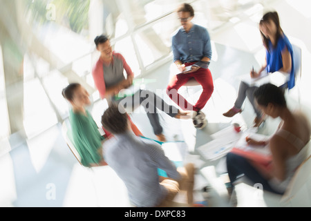 Defokussierten Blick auf kreative Geschäftsleute treffen im Kreis von Stühlen Stockfoto