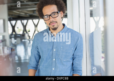 Porträt von zuversichtlich Geschäftsmann tragen Brillen Stockfoto