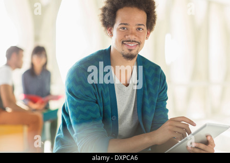 Porträt der lässige Geschäftsmann mit digital-Tablette Stockfoto