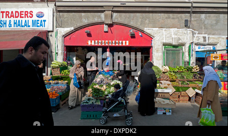 Menschen kaufen Obst und Gemüse auf Bangla Basar in Whitechapel Road Straße Markt East London E1 UK KATHY DEWITT Stockfoto