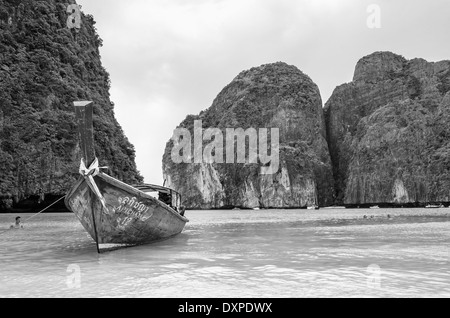 Schwarz und weiß von Longtail-Boot auf Koh Phi Phi, Thailand, Asien Stockfoto