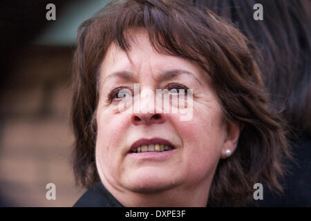 London, UK. 28. März 2014. CEO Frances Crook der Howard League for Penal Reform "Die Ballade von nicht lesen im Gefängnis" Poesie Protest Ouside Pentonville Prison in Nord-London halten. Bildnachweis: Paul Davey/Alamy Live-Nachrichten Stockfoto