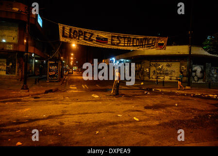 Caracas, Venezuela. 27. März 2014. Demonstranten weiterhin gewaltsame Auseinandersetzungen mit der Nationalgarde auf den Straßen von Chacao, Caracas, Venezuela, am 27. März 2014 als Anti-Regierungs-Proteste im ganzen Land weiter. Bildnachweis: Carlos Becerra/NurPhoto/ZUMAPRESS.com/Alamy Live-Nachrichten Stockfoto