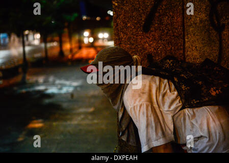 Caracas, Venezuela. 27. März 2014. Demonstranten weiterhin gewaltsame Auseinandersetzungen mit der Nationalgarde auf den Straßen von Chacao, Caracas, Venezuela, am 27. März 2014 als Anti-Regierungs-Proteste im ganzen Land weiter. Bildnachweis: Carlos Becerra/NurPhoto/ZUMAPRESS.com/Alamy Live-Nachrichten Stockfoto