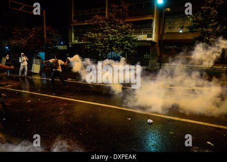 Caracas, Venezuela. 27. März 2014. Demonstranten weiterhin gewaltsame Auseinandersetzungen mit der Nationalgarde auf den Straßen von Chacao, Caracas, Venezuela, am 27. März 2014 als Anti-Regierungs-Proteste im ganzen Land weiter. Bildnachweis: Carlos Becerra/NurPhoto/ZUMAPRESS.com/Alamy Live-Nachrichten Stockfoto