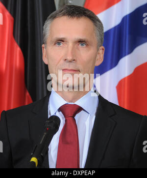 Datei - datiert eine Datei Foto 30. November 2011 zeigt dann norwegische Ministerpräsident Jens Stoltenberg bei einer Rede in Meseberg, Deutschland. Stoltenberg wurde neuer NATO-Generalsekretär ernannt. Der 55-j hrige gelingt Anders Fogh Rasmussen am 01 Oktober, immer die zweite skandinavischen NATO-Chef in einer Reihe. Foto: Bernd Settnik/dpa Stockfoto