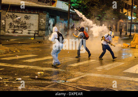 Caracas, Venezuela. 27. März 2014. Demonstranten weiterhin gewaltsame Auseinandersetzungen mit der Nationalgarde auf den Straßen von Chacao, Caracas, Venezuela, am 27. März 2014 als Anti-Regierungs-Proteste im ganzen Land weiter. Bildnachweis: Carlos Becerra/NurPhoto/ZUMAPRESS.com/Alamy Live-Nachrichten Stockfoto