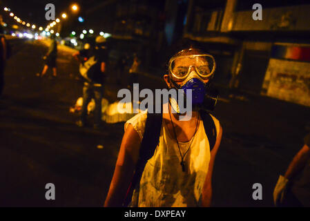 Caracas, Venezuela. 27. März 2014. Demonstranten weiterhin gewaltsame Auseinandersetzungen mit der Nationalgarde auf den Straßen von Chacao, Caracas, Venezuela, am 27. März 2014 als Anti-Regierungs-Proteste im ganzen Land weiter. Bildnachweis: Carlos Becerra/NurPhoto/ZUMAPRESS.com/Alamy Live-Nachrichten Stockfoto