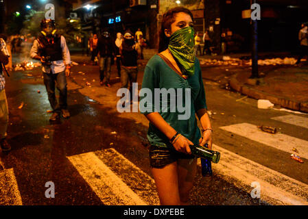 Caracas, Venezuela. 27. März 2014. Demonstranten weiterhin gewaltsame Auseinandersetzungen mit der Nationalgarde auf den Straßen von Chacao, Caracas, Venezuela, am 27. März 2014 als Anti-Regierungs-Proteste im ganzen Land weiter. Bildnachweis: Carlos Becerra/NurPhoto/ZUMAPRESS.com/Alamy Live-Nachrichten Stockfoto