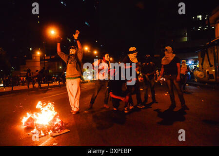 Caracas, Venezuela. 27. März 2014. Demonstranten weiterhin gewaltsame Auseinandersetzungen mit der Nationalgarde auf den Straßen von Chacao, Caracas, Venezuela, am 27. März 2014 als Anti-Regierungs-Proteste im ganzen Land weiter. Bildnachweis: Carlos Becerra/NurPhoto/ZUMAPRESS.com/Alamy Live-Nachrichten Stockfoto