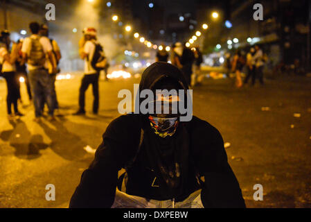 Caracas, Venezuela. 27. März 2014. Demonstranten weiterhin gewaltsame Auseinandersetzungen mit der Nationalgarde auf den Straßen von Chacao, Caracas, Venezuela, am 27. März 2014 als Anti-Regierungs-Proteste im ganzen Land weiter. Bildnachweis: Carlos Becerra/NurPhoto/ZUMAPRESS.com/Alamy Live-Nachrichten Stockfoto