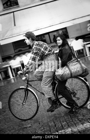 Mädchen und Clown auf Fahrrad, Paris Stockfoto
