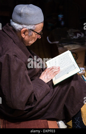 Ältere muslimischen Mann liest den Koran Kairouan, Tunesien Stockfoto