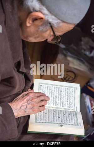 Ältere muslimischen Mann liest den Koran Kairouan, Tunesien Stockfoto