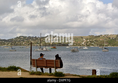 Younh paar auf Bank in Sausalito Park am Wasser sitzen Stockfoto