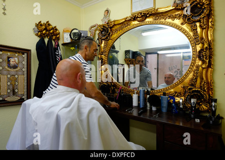 Ein Barbier bei der Arbeit in der Stadt von Netanya Israel Stockfoto