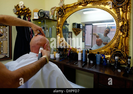 Ein Barbier bei der Arbeit in der Stadt von Netanya Israel Stockfoto