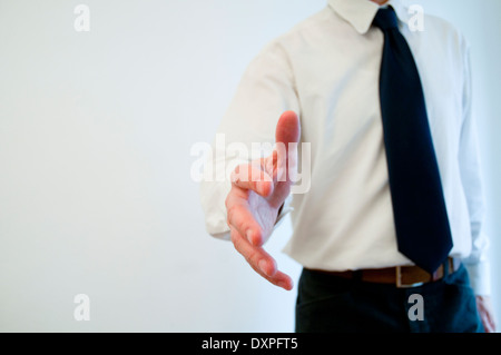 Mann seine offene Hand, bietet Handshake. Stockfoto