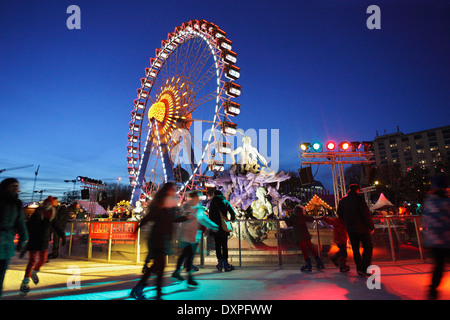 Berlin, Deutschland, Eislaufen auf dem Neptunbrunnen am Abend Stockfoto