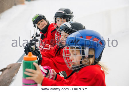 Eishockey-Spieler mit Wasserflaschen auf Eisbahn